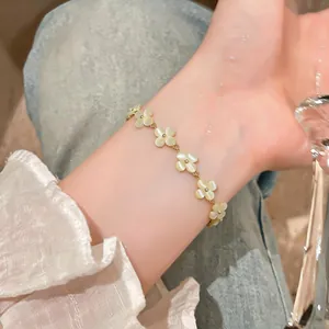 Vue détaillée d'un bracelet de fleurs en œil de chat sur un poignet en dentelle