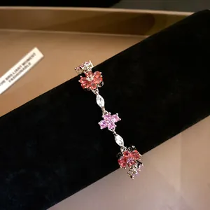 Gedetailleerde close-up van een elegante zirkonia bloemenarmband op een zwarte fluwelen display