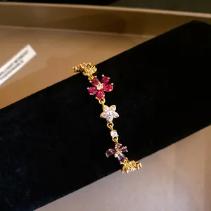 Exquise detail van een kleurrijke zirkoon bloemenarmband op een zwarte fluwelen standaard