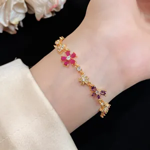 Elegante close-up van een kleurrijke zirkonia bloemenarmband om een pols in Monet-stijl