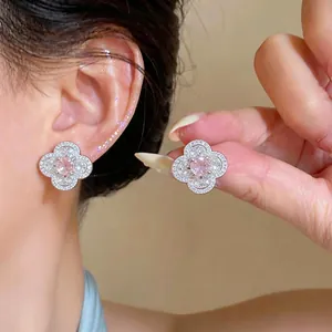 Orecchini a lobo a quadrifoglio in stile francese con zircone rosa e ago in argento sterling