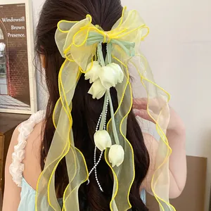 Dettaglio ravvicinato di un dolce fermaglio a fiocco mughetto con organza elegante