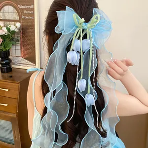Fermaglio per capelli con fiocco in organza blu, mughetto e nappe di perle