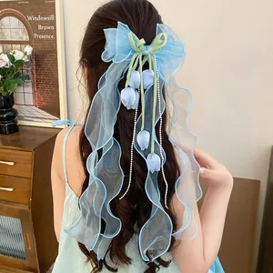 Elegante fermaglio per capelli in organza blu con ciondoli mughetto, vista posteriore reale