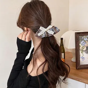 Barrette à cheveux à carreaux bleus avec nœud en dentelle sur cheveux longs