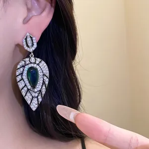 Elegante Tropfenohrringe mit grünem Stein und Zirkonia-Einsätzen auf Silbernadel