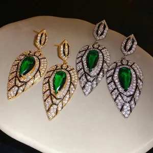 Elegante Tropfenohrringe mit grünen Zirkonia-Steinen und Mikro-Pave-Kristalldetails