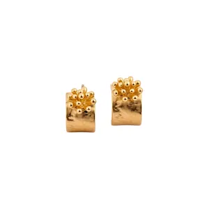 Orecchini a cerchio a C color oro minimalisti con dettaglio grappolo di perle floreali