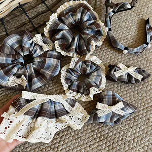 Détail d'un ensemble d'accessoires à carreaux bleus avec dentelle et petits nœuds