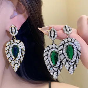Detailaufnahme der grünen Tropfenohrringe aus Zirkon mit sehr feinen Pavé-Details.