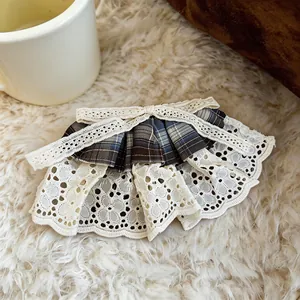 Détails de la dentelle et du tissu à carreaux bleus sur cette barrette de style collège