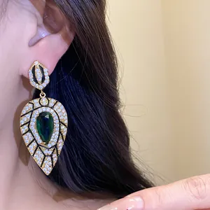 Elegante Wassertropfen-Ohrringe mit smaragdgrünem Edelstein und Zirkon-Pavé in Goldfinish
