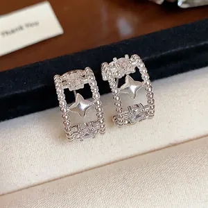 Eleganti orecchini a stella color argento con pietre di zircone in un portagioie.