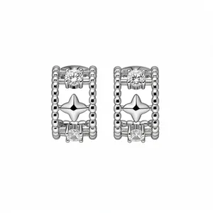 Eleganti orecchini a stella color argento con zirconi scintillanti e design traforato