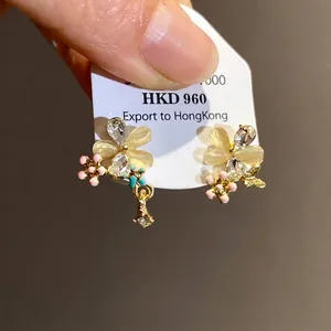 Eleganti orecchini a lobo a fiore e farfalla con pietre occhio di gatto e strass