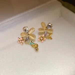 Eleganti orecchini a perno con pietre occhio di gatto fiori e farfalle in argento