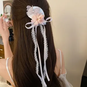 Gedetailleerd overzicht van de elegante haarclip met bloem en vlinder in lang bruin haar