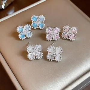 Eleganti orecchini a lobo a fiore in argento S925 e zirconi in blu, rosa e bianco