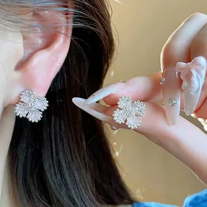 Eleganti orecchini a perno in argento con fiori di zirconi per un look chic