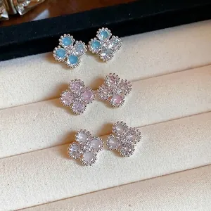 Set di tre paia di delicati orecchini a lobo a fiore in zircone blu rosa e bianco