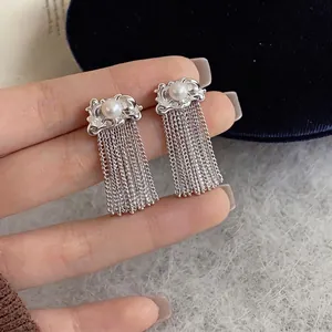 Eleganti orecchini a perno con nappe d'argento e perla, design coreano di alta classe