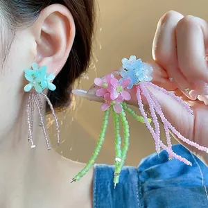 Orecchini a perno con fiori estivi con nappe di perline di vetro e ago d'argento