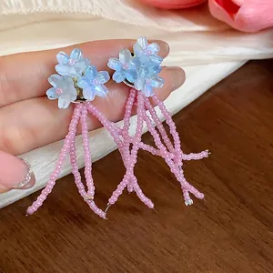 Orecchini a perno con fiori blu, nappe di perline rosa e aghi d'argento stile estivo