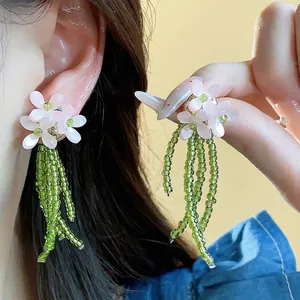 Eleganti orecchini a fiore con nappe di perline rosa e verdi per uno stile estivo dolce