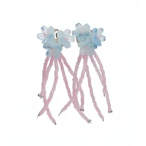 Eleganti orecchini a fiore azzurro con lunghe nappe di perline rosa, dolce stile estivo