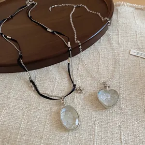 Élégant ensemble de colliers à pendentifs cœur et ovale avec détails en pierre claire