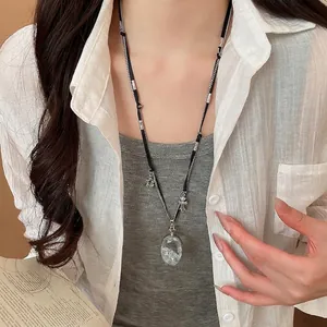 Collier minimaliste avec pendentif en cristal et croix pour femmes