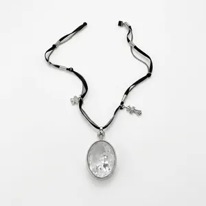 Collier coréen minimaliste avec cristal ovale, ruban noir et breloques en croix