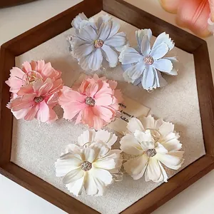 Set di eleganti fermagli per capelli a fiore in rosa, blu e crema per acconciature