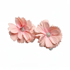 Eleganti mollette a fiore rosa con strass al centro, set di due accessori per capelli.