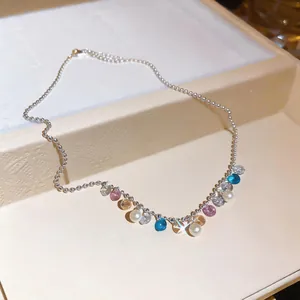Dettaglio della collana girocollo in argento con gemme colorate e perle lucenti