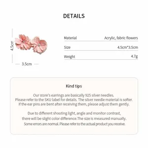 Vista dettagliata della clip per capelli a fiore rosa con dimensioni e materiali.