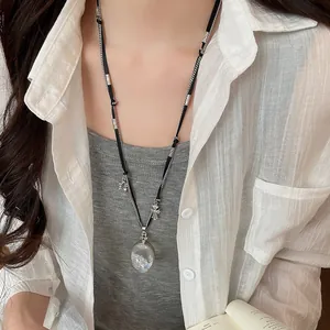 Vue détaillée d'un collier à pendentif croix porté sur un mannequin
