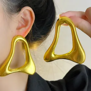 Boucles d'Oreilles Clous en Métal Creux Géométriques pour Femmes Boucles d'Oreilles en Fer Abstraites Irrégulières Bijoux de Mode Style Occidental Électroplaqués