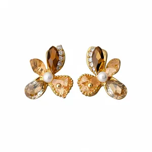 Elegant flower stud earrings with amber glass crystals and pearls in gold setting