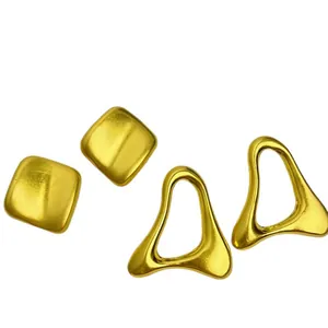 Boucles d'oreilles géométriques modernes en métal doré avec design ajouré irrégulier