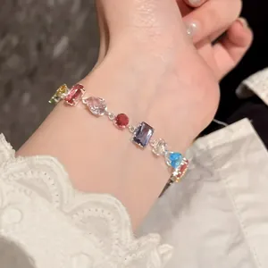 Primo piano di un vivace bracciale in zircone colorato sul polso con dettaglio in pizzo