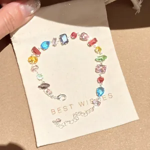Primo piano di un vivace bracciale in zircone colorato su una custodia Best Wishes.