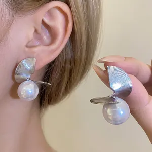 Boucles d'Oreilles de Style Européen à la Mode avec Feuille de Métal Torsadée et Perle Artificielle Bijoux de Luxe