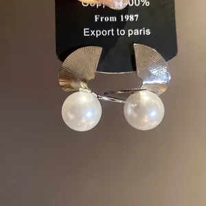 Élégantes boucles d'oreilles éventail en métal argenté avec de grandes perles rondes