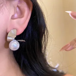 Boucles d'oreilles élégantes en métal argenté torsadé et perle blanche pour femmes
