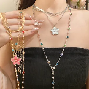 Elegante collana multistrato retrò con ciondoli a fiore in smalto e pietre colorate.