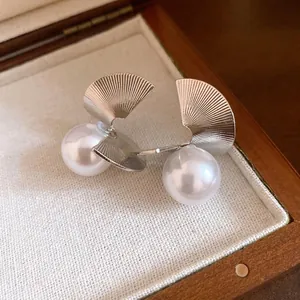 Boucles d'oreilles modernes en métal argenté torsadé avec perles blanches élégantes