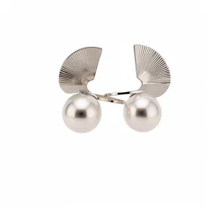 Boucles d'oreilles pendantes modernes en métal en forme d'éventail avec de grandes perles