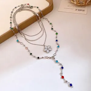 Collana multistrato argento con pietre colorate e ciondolo a fiore, stile vintage di corte.