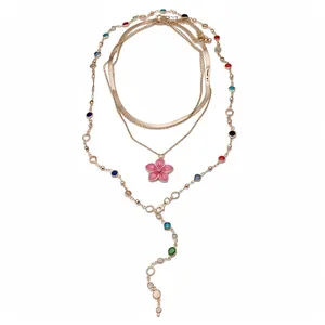 Collana multistrato vintage dorata con pendente a fiore rosa e perline colorate miste